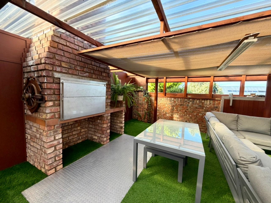 4 Bedroom Property for Sale in Herolds Bay Western Cape